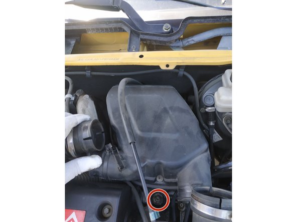 dévisser la vis de maintien de la boîte à air, clé torx T30