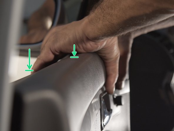 Replacer le panneau de porte en l'emboitant sur le dessus