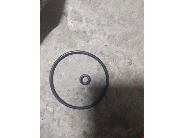 Remplacer les 2 joints toriques par des neufs fournis avec la cartouche du filtre
