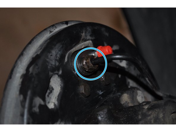 Revisser le raccord de canalisation de frein sur le cylindre de roue et nettoyer les coulures de liquide de frein