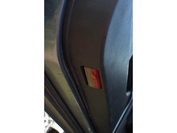 Remettre les vis qui maintiennent la garniture