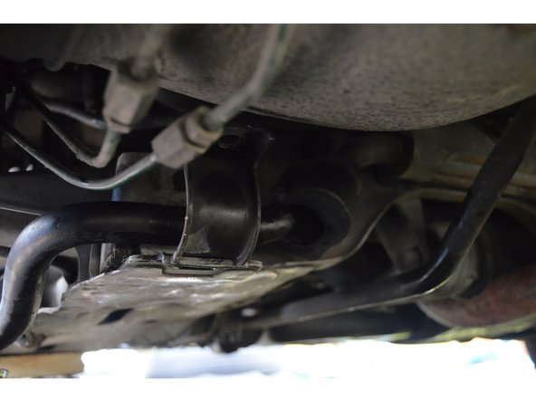 Pour retirer le silentbloc il suffit de tirer dessus.