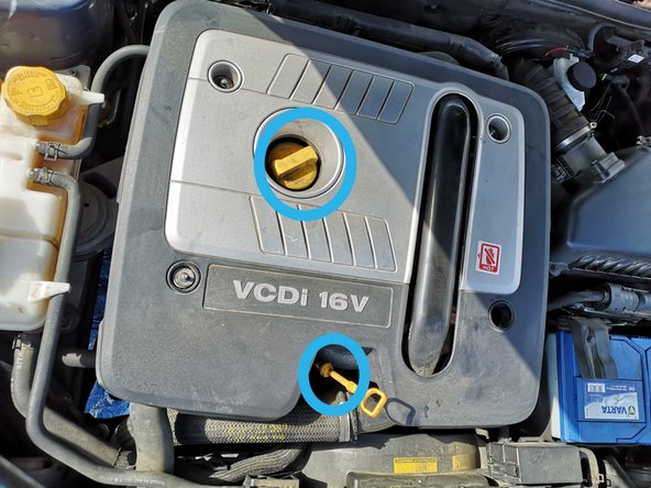 Ouvrez ensuite le bouchon de remplissage d'huile moteur ainsi que la jauge à huile.