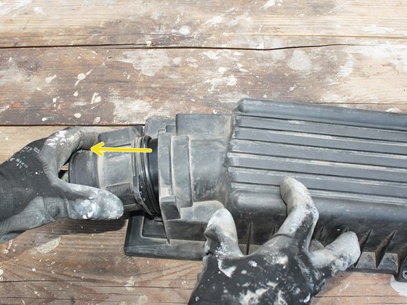 Séparer le débitmètre du couvercle de boite à air et récupérer son joint au cas où il ne serait pas fourni avec le nouveau débitmètre.