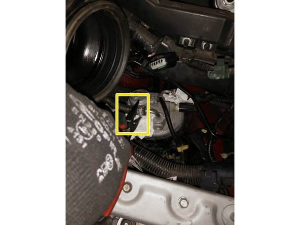 Désserrer le collier de serrage avec une pince puis tirer la durite