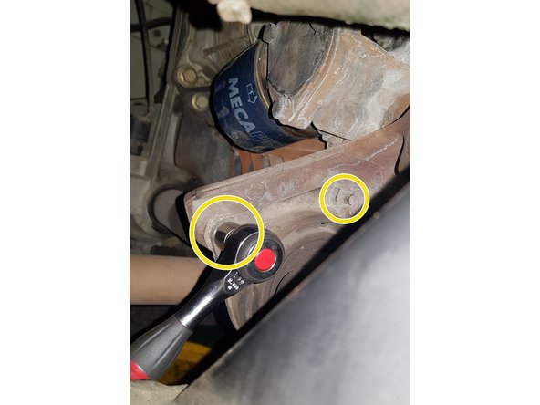 Le palier est fixé sur 2 tiges filetées à l'aide d'écrous que vous retirerez avec une douille de 13mm.