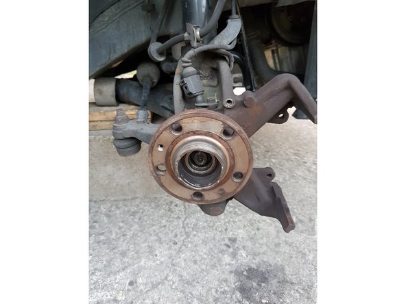 Avec une douille de 10mm retirez les 3 vis du carter en métal.