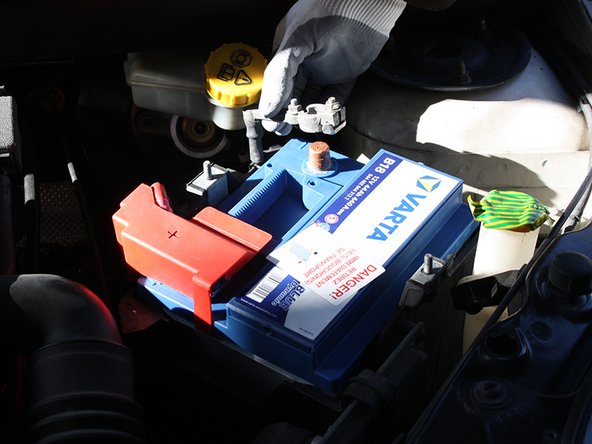 Placer ensuite la cosse sur la borne Négative (-)  de la batterie.