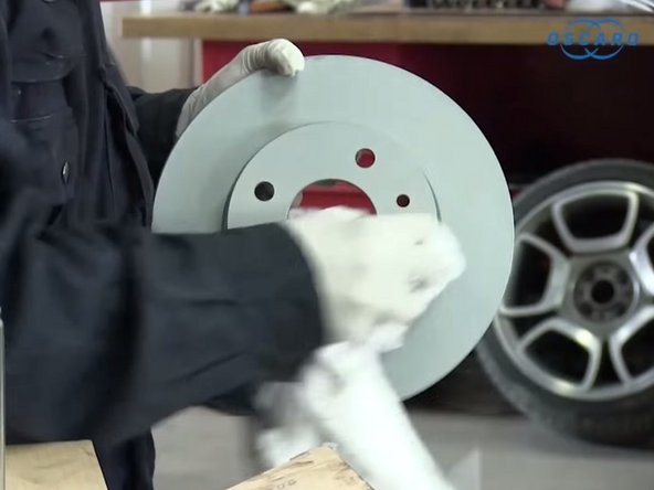 Nettoyer le disque de frein avec       nettoyant frein et un chiffon propre