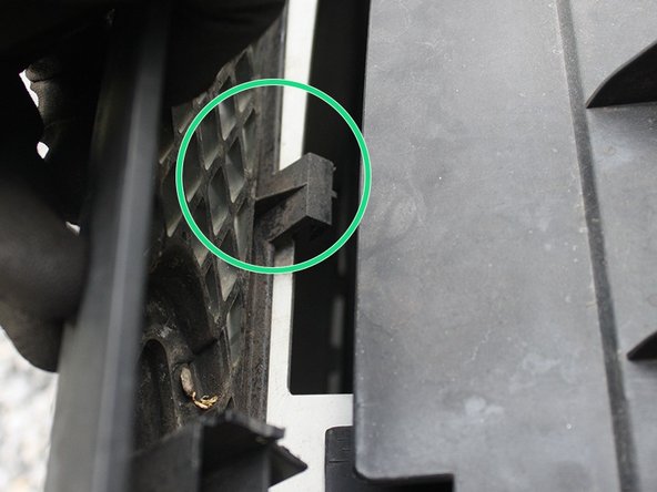 Vous pouvez ôter complètement la calandre permettant ainsi d'avoir accès à l'une des vis du phare.