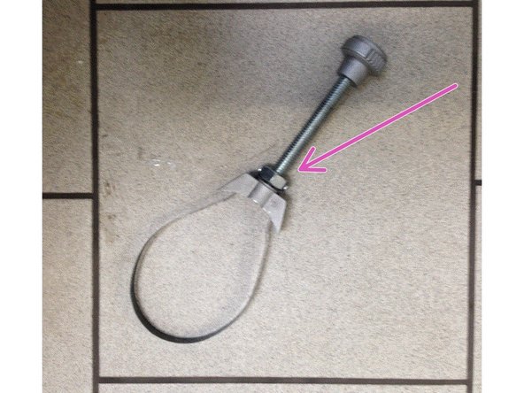 Pièce plastique donc fragile.Bien plaquer la douille pendant le desserrage.