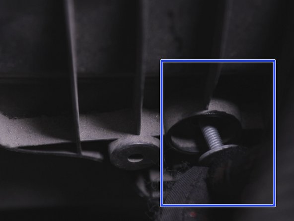 Dévisser la vis retenant le support de la durite d'entrée du filtre à air