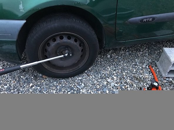 Enlever les cales et descendre la voiture.