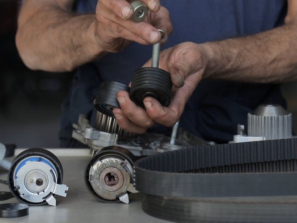 Préparer le galet enrouleur avec la vis entretoise
