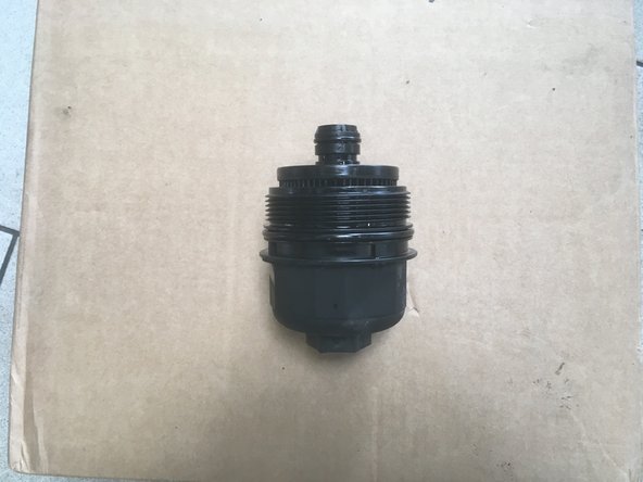 A l'aide du cliquet de la rallonge et de la douille de 32 desserrer la cloche du filtre à huile en mettant le bac de vidange en dessous du véhicule