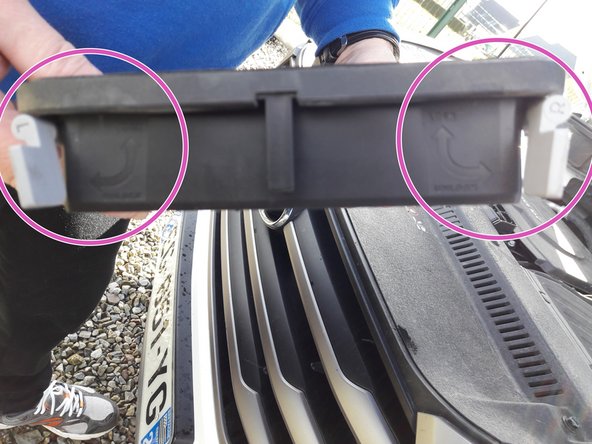 Pour ne pas vous tromper de sens, placer la partie du filtre à air où se trouvent les clips face à vous.