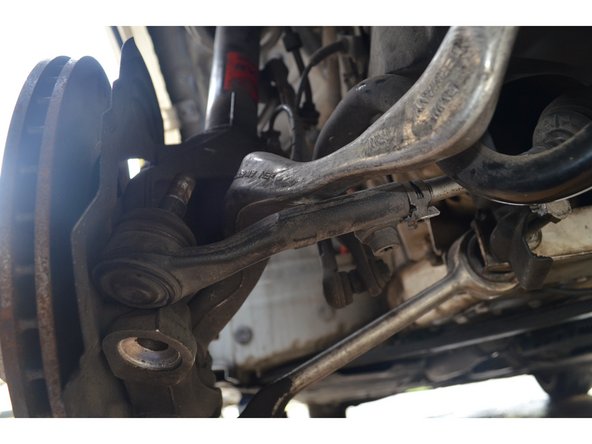 Utilisez la clé plate de 21 et la clé avec embout torx T40 long pour dévisser l'écrou.