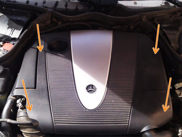 Clipper le cache moteur en appuyant dessus fermement.