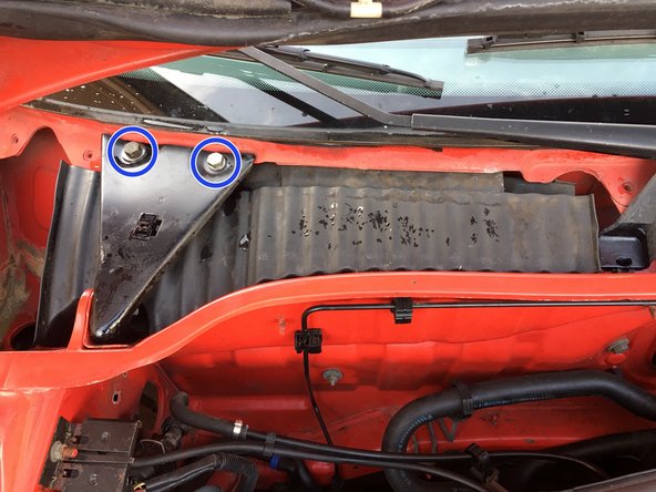 Dévisser les deux vis du dessus avec la clé de 13