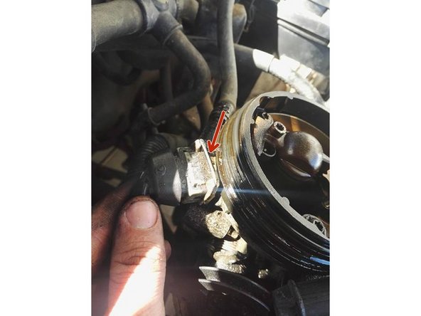 Pour débrancher les fiches électriques, appuyez sur la languette métallique puis tirez sur la fiche