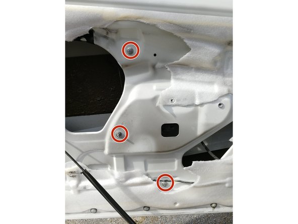 Le but de cette manipulation sera de retirer la bride de maintient pour pouvoir libérer la vitre du mécanisme de lève vitre.