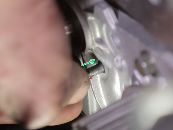 Resserrer les 8 vis de la pompe à eau