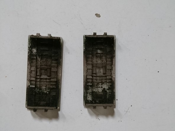 Profiter de l'opération pour nettoyer les caches plastiques à l'aide d'eau chaude et d'une petite brosse souple