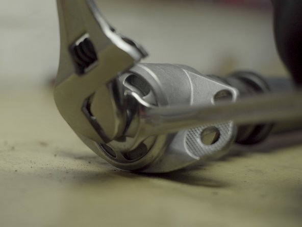 Resserrer l'écrou avec la clé plate de 16 et la clé à molette 