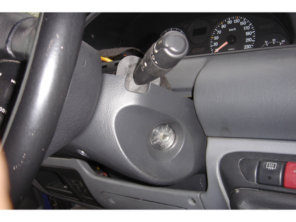 On prend soin de bien positionner les pare-poussières des 2 comodos au niveau de la demi-coquille inférieure