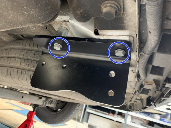 Serrer les deux vis de 16