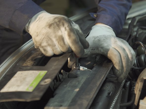 Resserrer la vis avec un Torx de 30