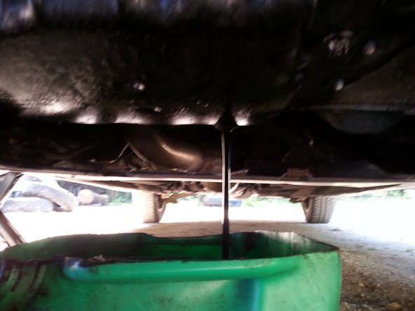 Laisser l'huile s'écouler dans le bac