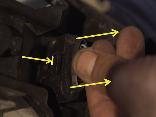 Appuyer et tirer sur le connecteur du feu pour le débrancher