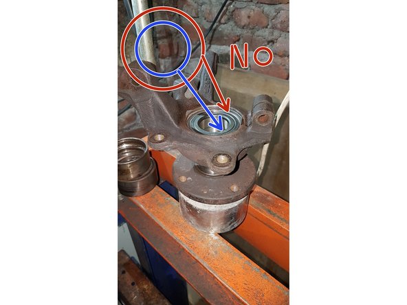 Si on prend la bague extérieur, cela n'ira pas car de l'autre coté, le moyeu va forcer sur la bague intérieur, et risquera de sortir et/ou d'être déformé