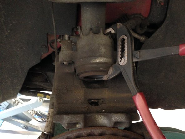 Repousser le piston à l'aide de la pince multiprise