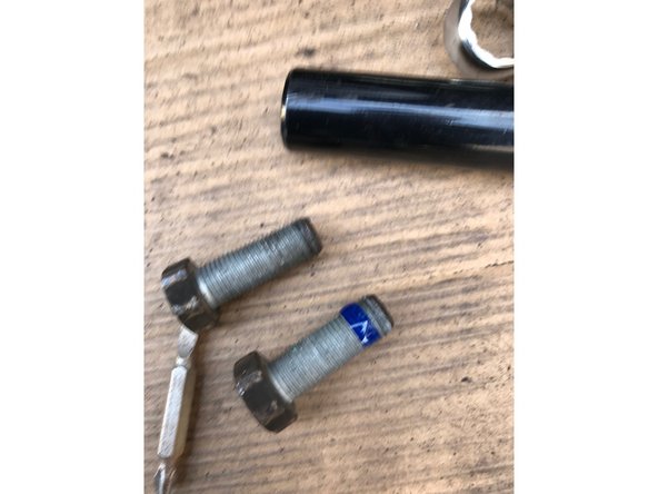 Mettre du frein filet sur les deux vis de 18 et revisser le support d'étrier avec une clé de 18