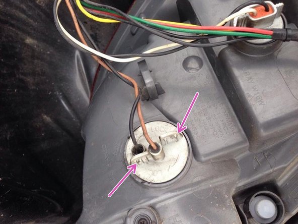 En orange :  Ampoule de clignotant.