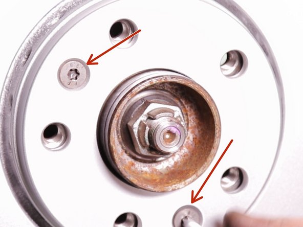 Replacer les deux vis et serrer