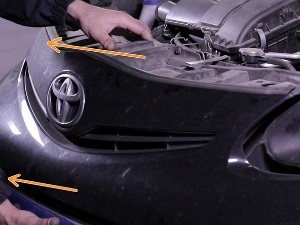 Tenir fermement le pare-choc par le milieu et tirer dessus pour le déboîter sans le retirer