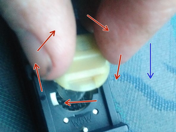 Faire tourner d'un quart de tour les ampoules dans le sens des aiguilles d'une montre puis pousser vers le bas.