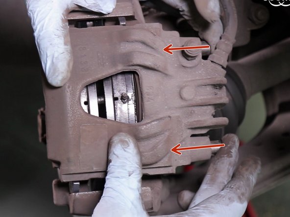 Positionner l'étrier, et et replacer les colonnettes