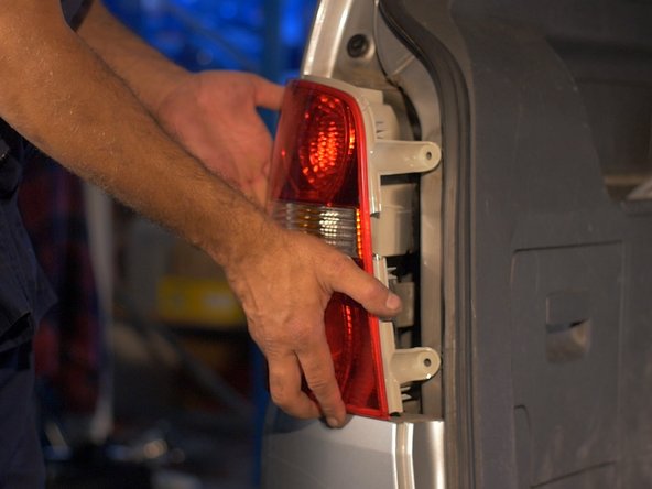 Replacer le feu dans son emplacement tout en respectant les deux guides présents sur le côté extérieur