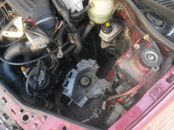 Dévisser et enlèver le carénage de la batterie. 3 écrous et 2 vis.