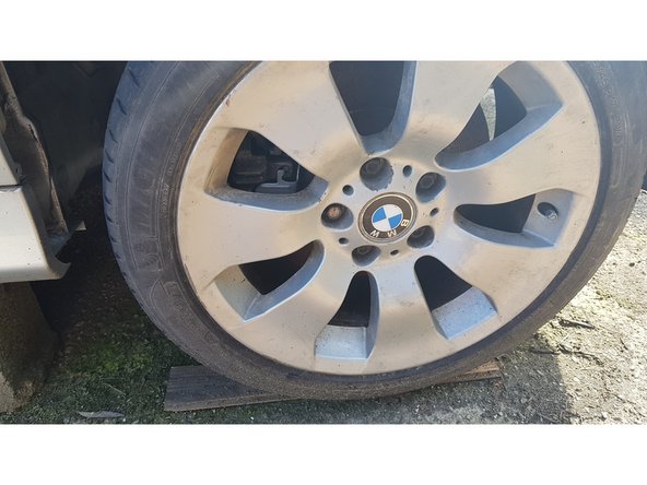 Mise en sécurité du véhicule : démontage et remontage de la roue