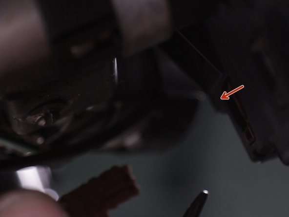 Débrancher le connecteur marron à l'aide d'un tournevis plat, appuyer sur la languette de verrouillage pour libérer le connecteur