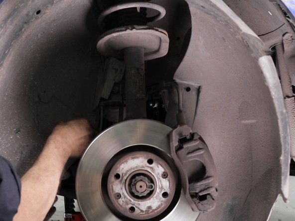 Une fois toutes las attaches retirées, extraire le pare boue en tirant délicatement vers vous