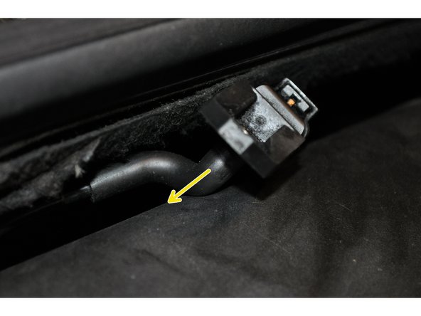 Débrancher le raccord d'air sur la gauche du capteur.