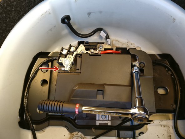 Débrancher la borne négative en 1er !   (- noir)