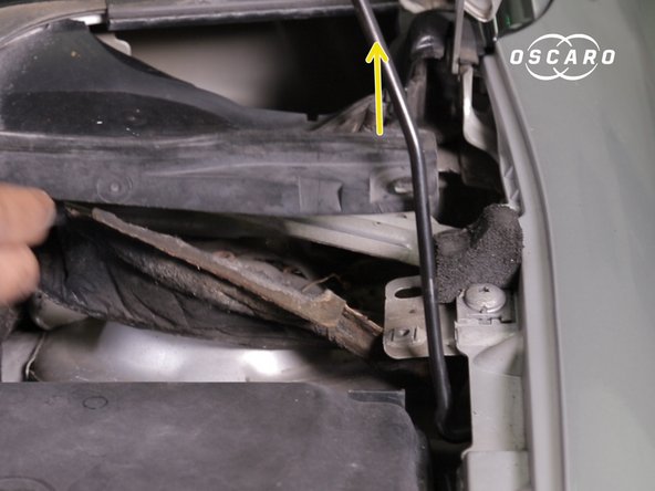 Retirer la  traverse en plastique en commençant par le coté conducteur puis appuyer sur la languette pour dégager le coté passager