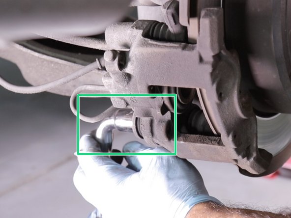 Desserrer et retirer la vis du bas avec une douille de 16 et un cliquet